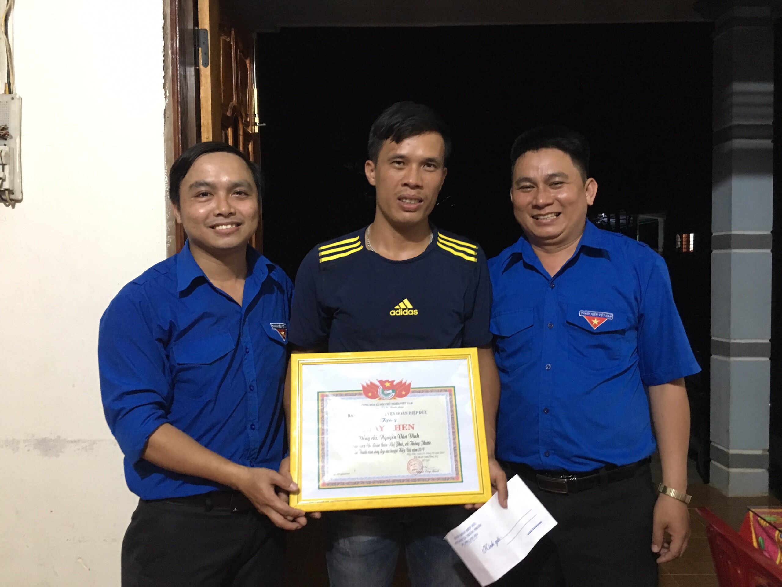Khen tặng hai thanh niên dũng cảm cứu người đuối nước